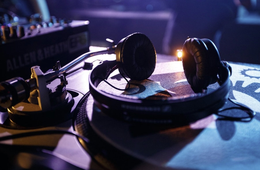 DJ