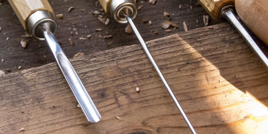 tallado de muebles en madera artesanal