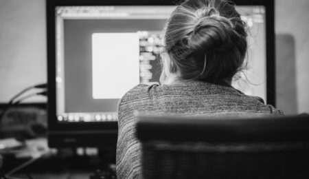 ilustrador profesional trabajando en ilustración digital junto a herramientas de inteligencia artificial