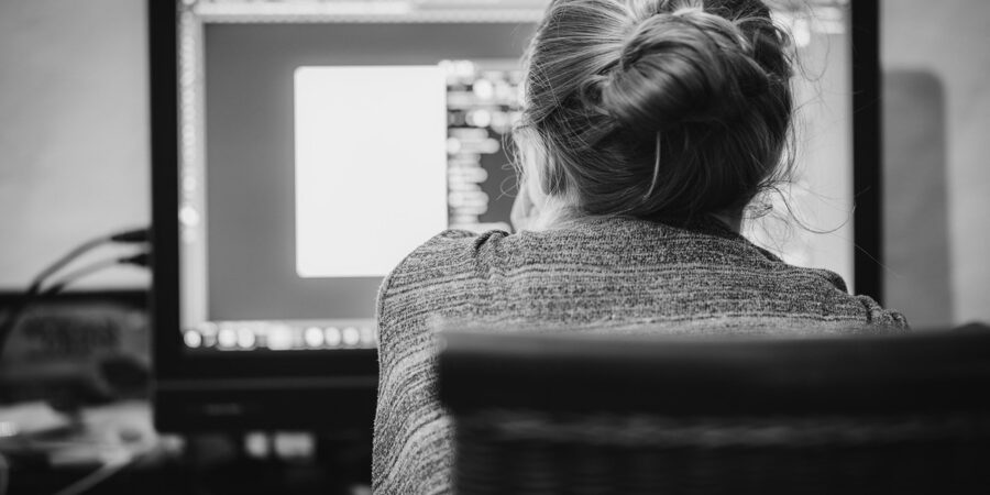 ilustrador profesional trabajando en ilustración digital junto a herramientas de inteligencia artificial