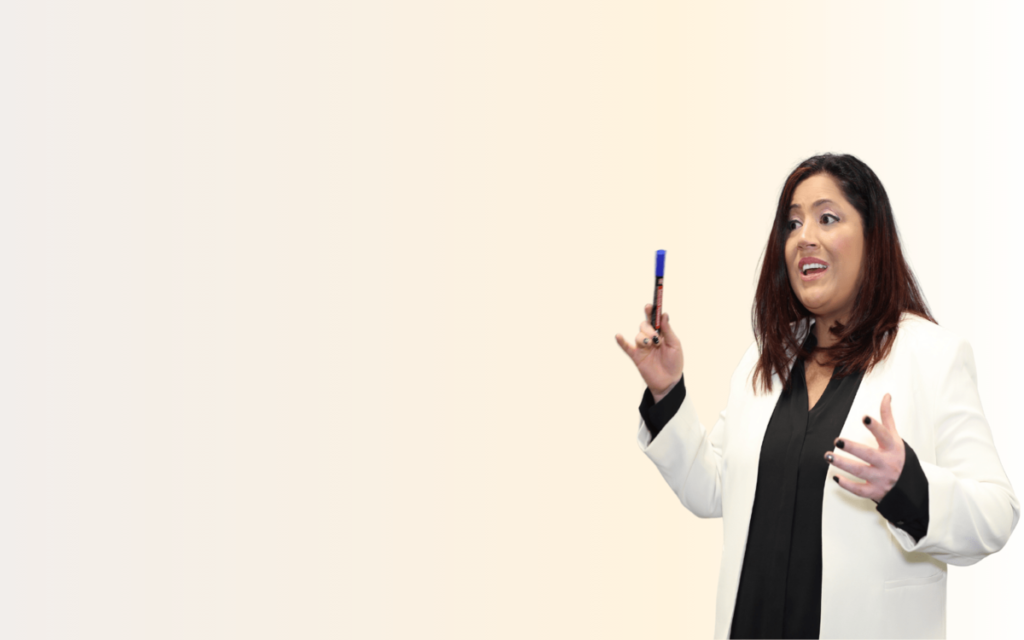 emprendedor revisando resultados de marketing digital y crecimiento de su negocio