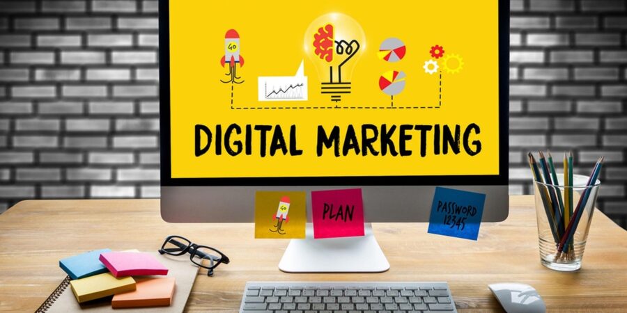 equipo trabajando en estrategias de marketing digital para mejorar la visibilidad de un negocio