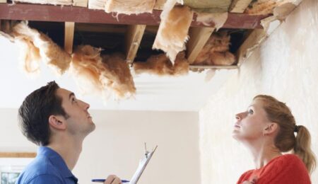 persona molesta en casa por avería doméstica