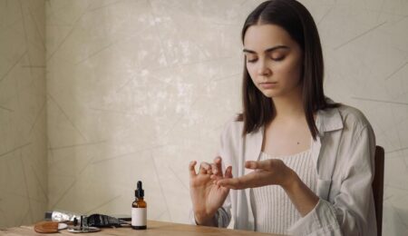 mujer aplicando rutina de cuidado facial en casa