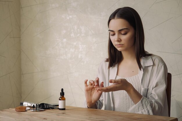 mujer aplicando rutina de cuidado facial en casa