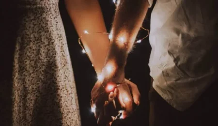 detalle romántico que representa amor y conexión emocional