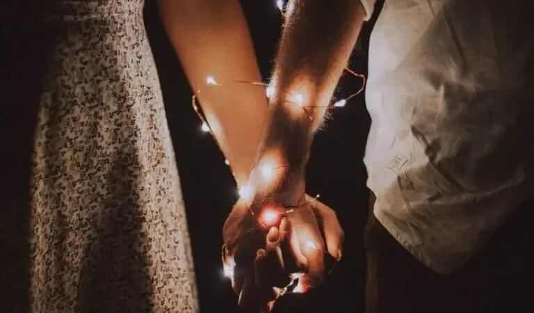 detalle romántico que representa amor y conexión emocional