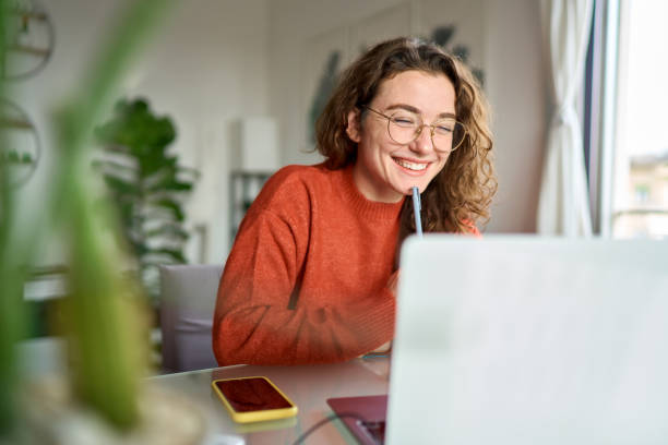 mujer joven trabajando en proyecto tecnológico
