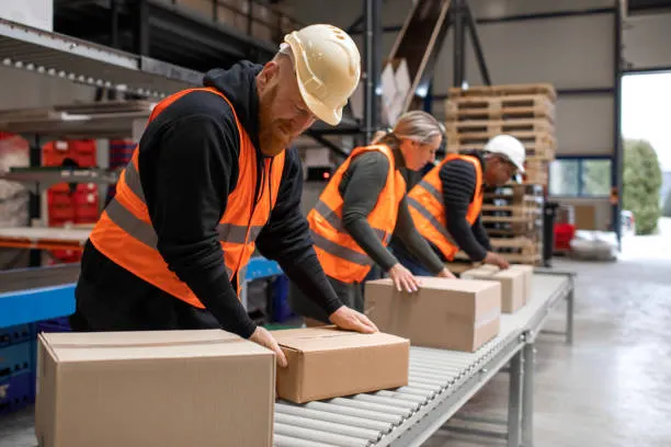 trabajador en espacio logistico ordenado